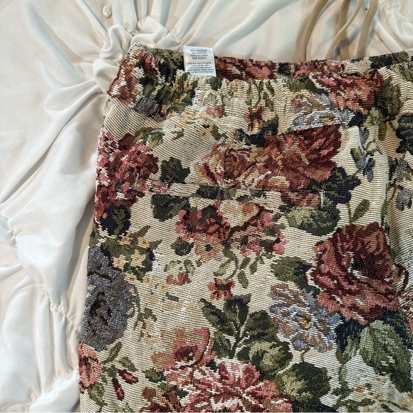 PacSun Floral Capris with Drawstring - Picture 4 of 8